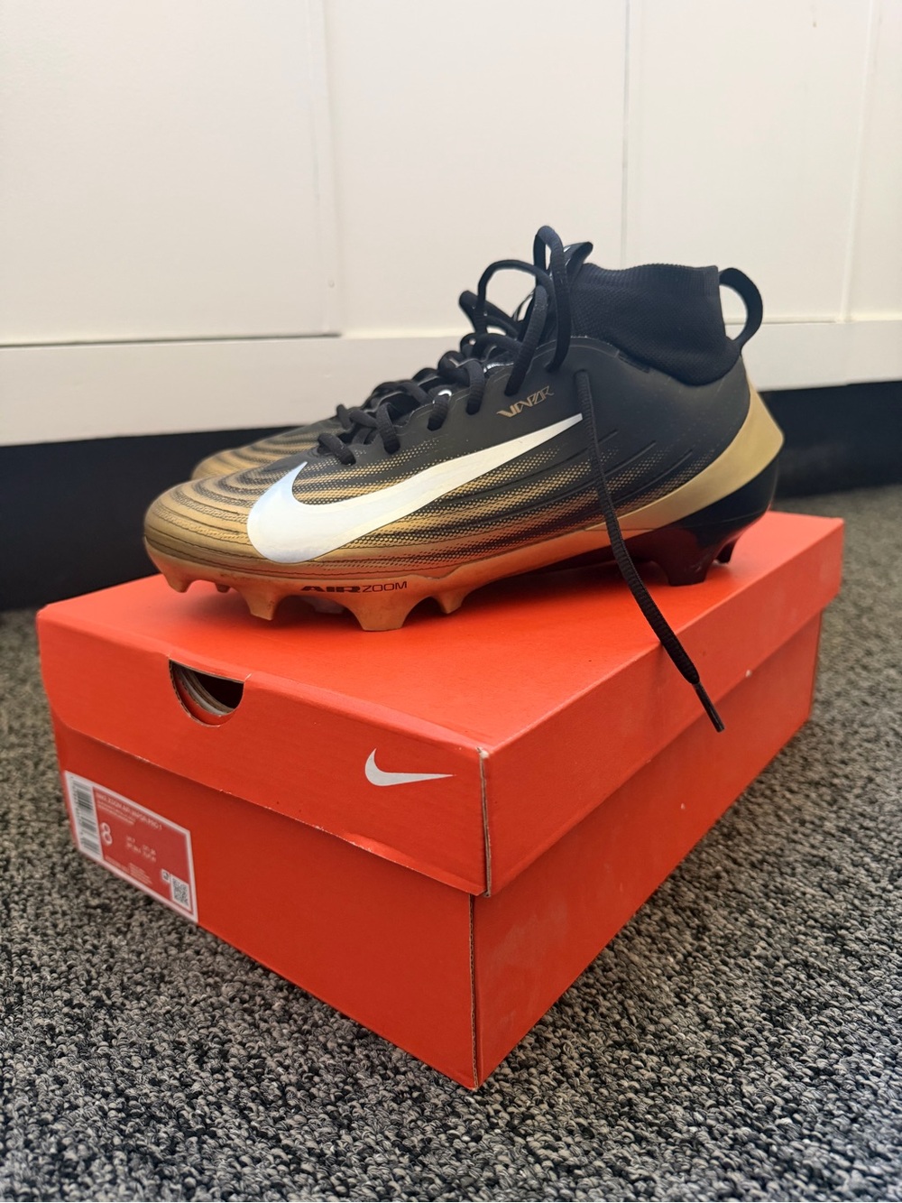 Worn 1-2x Nike Black and Gold Men's Soccer/ Football Cleats with White Swoosh